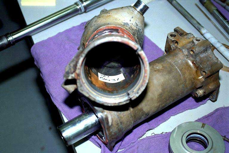 Right outboard elevator actuator - piston marks on cylinder