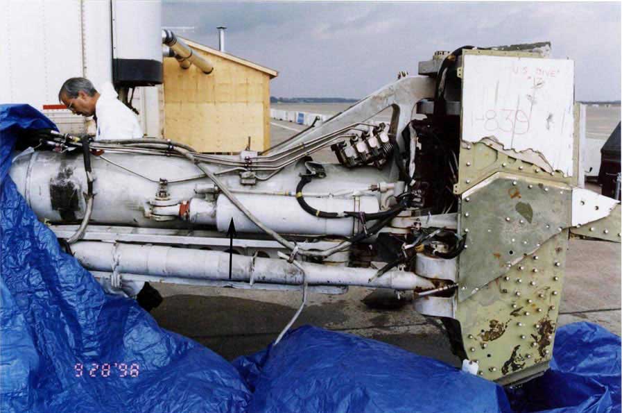 Left main landing gear - actuator in stowed position