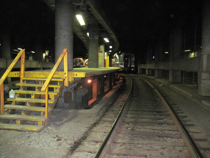 Photo showing the curve of the track approaching the boarding platform