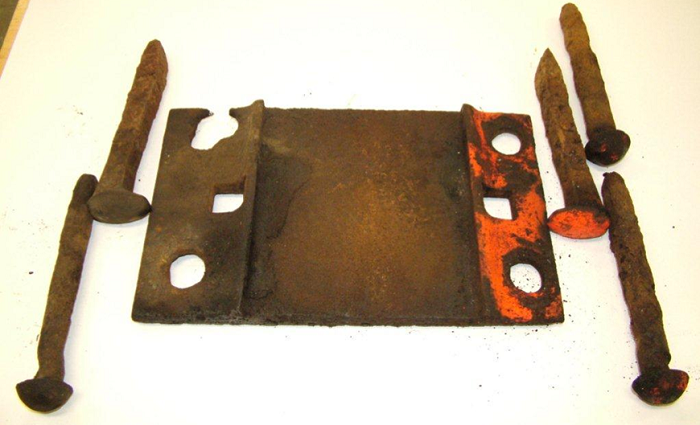 Photo showing the older style tie plate and a round track spike