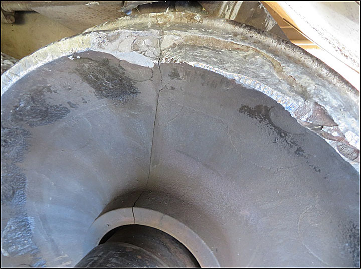 Image of the crack in L3 wheel of car CRDX 15109