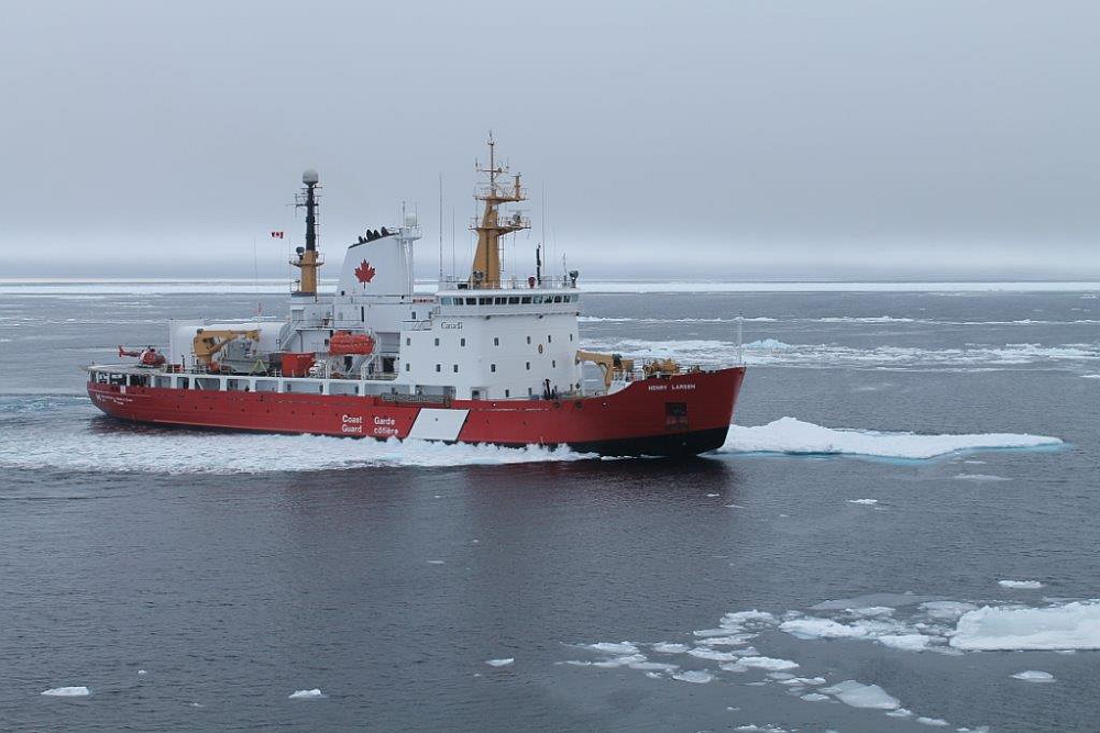 Le NGCC Henry Larsen participe à une mission de reconnaissance visant à vérifier l'état des glaces dans le détroit de M'Clure, au nord de l'île Banks (Territoires du Nord-Ouest)