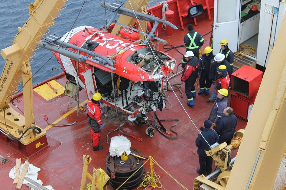 Une équipe composée de membres de l'équipage du NGCC Amundsen et du NGCC Henry Larsen, d'ArcticNet et du BST a récupéré l'hélicoptère de la Garde côtière canadienne