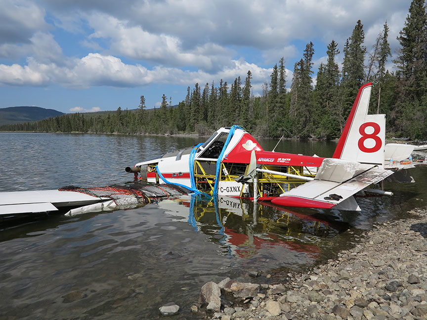 Image de l’avion, renfloué et remorqué sur la rive.