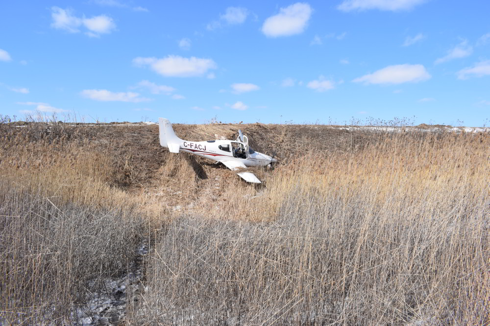 Déploiement du BST à l'aéroport municipal de Toronto / Buttonville (Ontario), où un avion privé monomoteur Cirrus SR20 a été endommagé lors d'une sortie de piste 