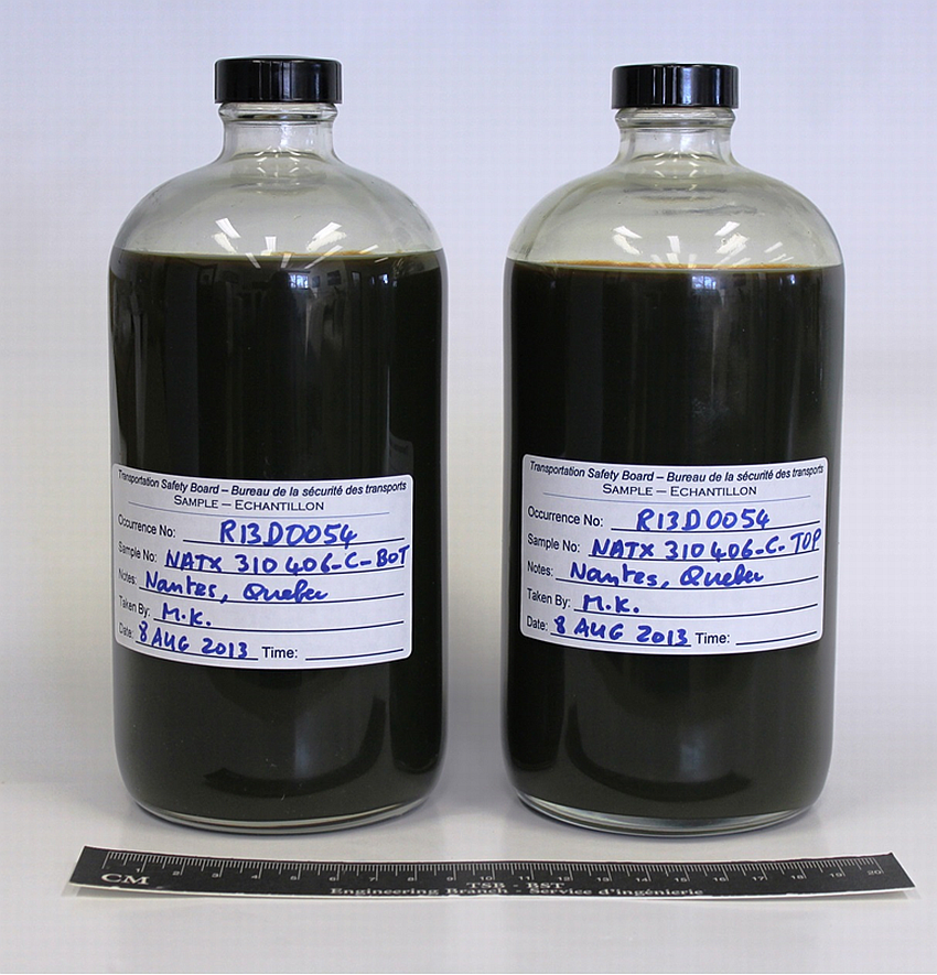 Figure 1 : Photographie de 2 échantillons représentatifs du pétrole brut de l'événement (NATX310406-C-BOT et NATX310406-C-TOP)