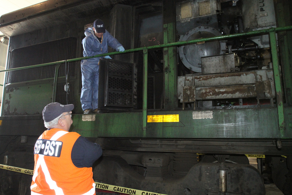 Enquêteur Pilon informe Don Ross, enquêteur désigné, des progrès réalisés quant au démontage de la locomotive