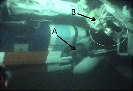 Photo prise par l'engin sous-marin télécommandé avant la récupération : A - rotor principal; B - train d'atterrissage principal.