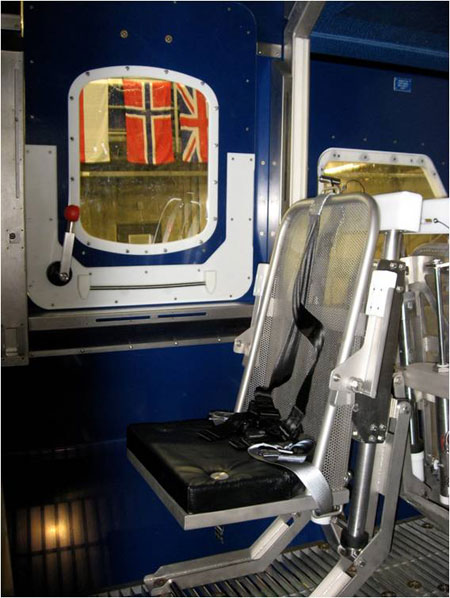 Photo des siège du simulateur d'EEHI de Survival Systems Training