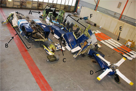 Photo du disposition de l'épave du CHI91 : A - poste de pilotage; B - plateforme moteur et moteurs; C - flotteur latéral; D - rotor de queue; E - pales du rotor principal; F - cabine passagers