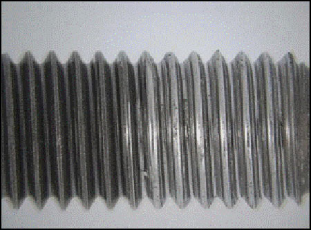 Photo du goujon neuf - à gauche, filets d'origine, à droite filets après 10 cycles de vissage et dévissage du même écrou