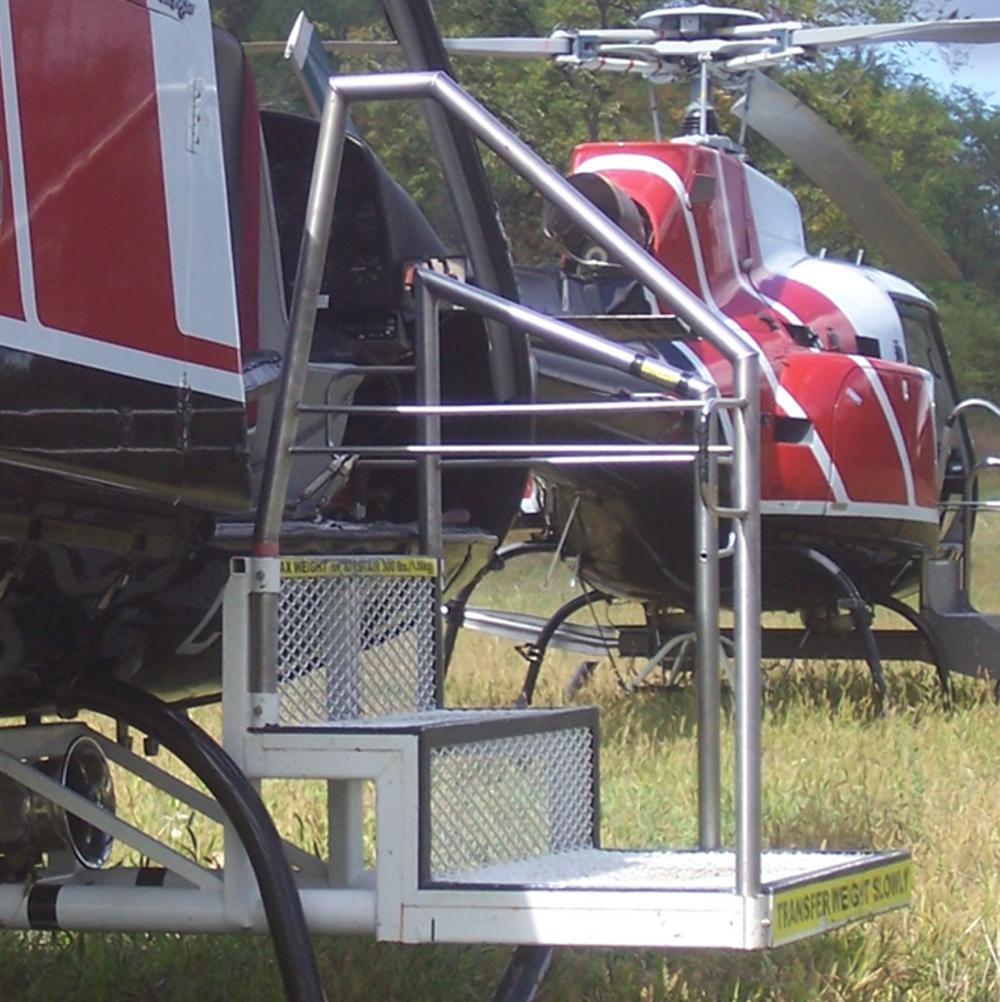 Hélicoptère muni d'un Air Stair (Source : Hydro One Networks Inc.)