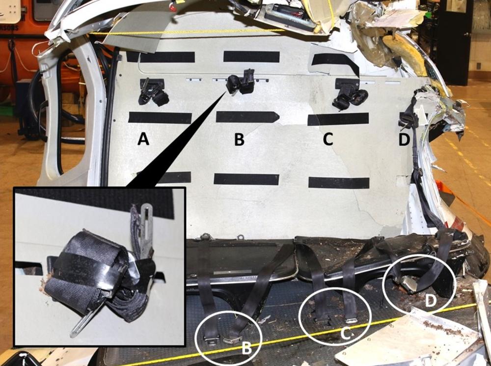 Le système de ceintures de sécurité sur la banquette arrière de l'hélicoptère à l'étude, avec une image insérée montrant une ceinture-baudrier enroulée et retenue avec du ruban (Source : BST)
