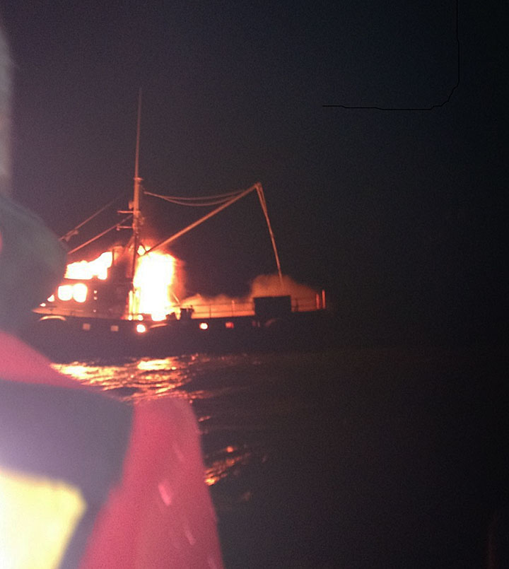 Image du bateau de pêche Frederike. C-2 en flammes (Source : Vincent Brière) 