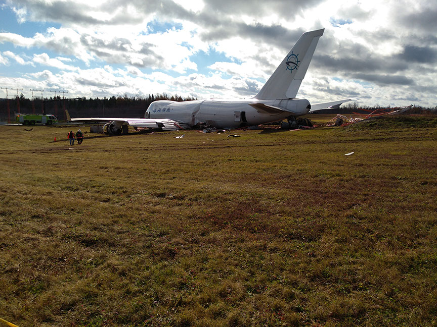 Du côté derrière le Boeing 747-400F en cause à l’aéroport international Stanfield d'Halifax (Nouvelle-Écosse)