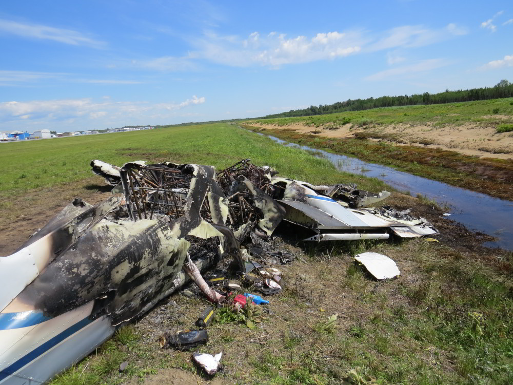 Piper PA-23 aircraft wreckage following a runway excursion at the Trois-Rivières Airport, Quebec