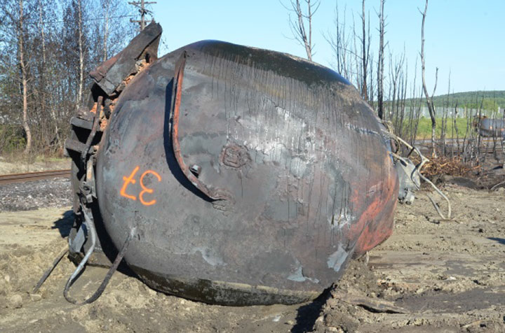 Image of Tank car ACFX 71121, A end, as decribed in text