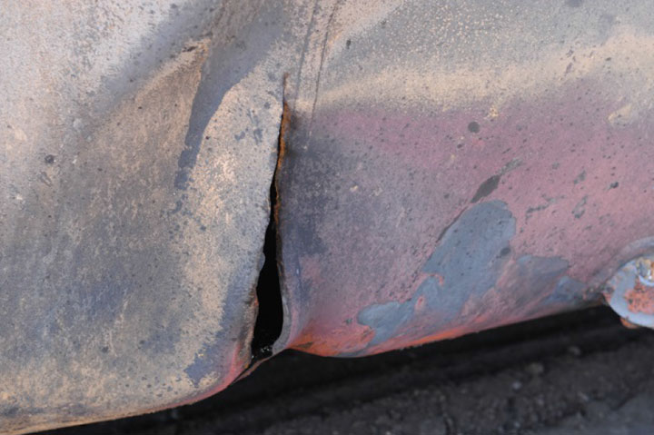 Image of Tank car ACFX 71505, cClose-up of rupture, as decribed in text