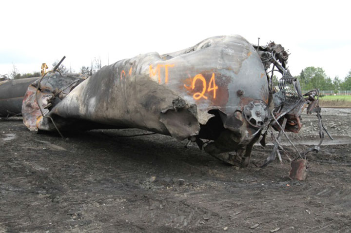 Image of Tank car ACFX 76605, B end, as decribed in text