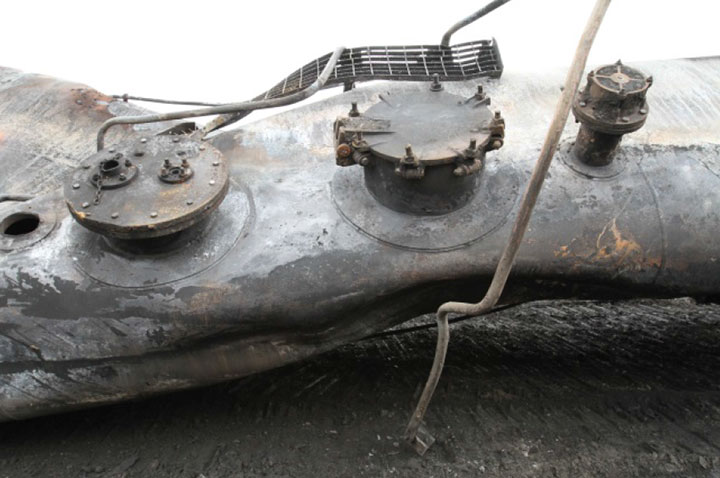 Image of Tank car ACFX 76605, PRDs, as decribed in text