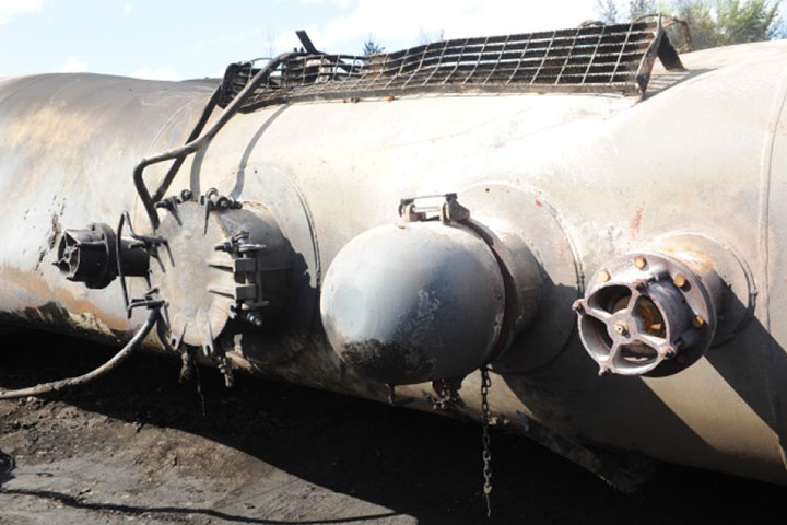 Image of Tank car ACFX 79383, PRDs, as decribed in text