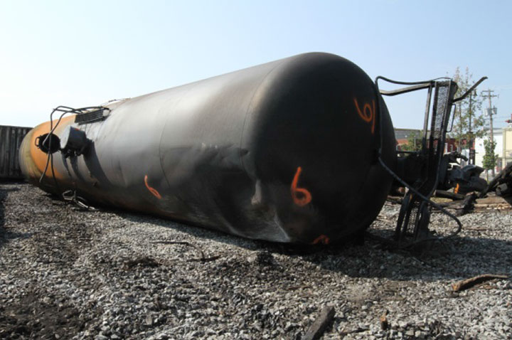 Image of Tank car CTCX 735541, shell, as decribed in text