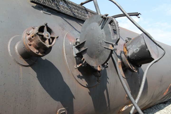 Image of Tank car CTCX 735541, manway, as decribed in text