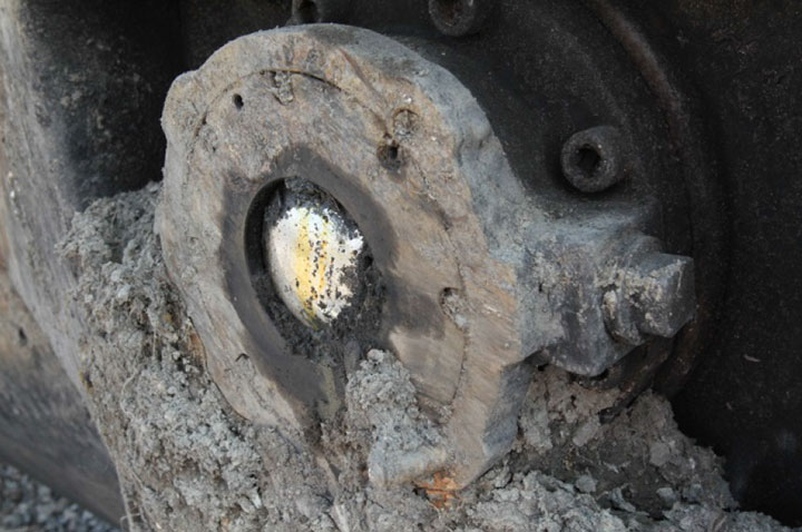 Image of Tank car CTCX 735541, ose up showing seepage from BOV, as decribed in text