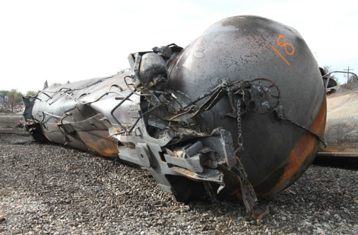 Image of Tank car CTCX 735527, B end, as decribed in text