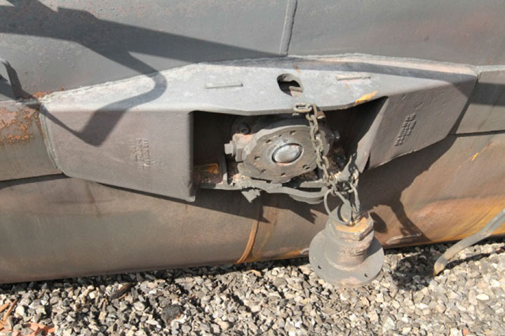 Image of Tank car CTCX 735527, BOV, as decribed in text