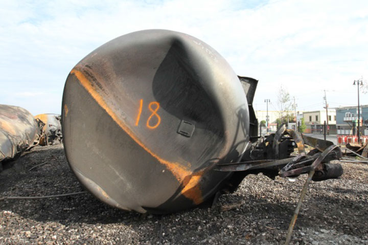 Image of Tank car CTCX 735527, A end, as decribed in text