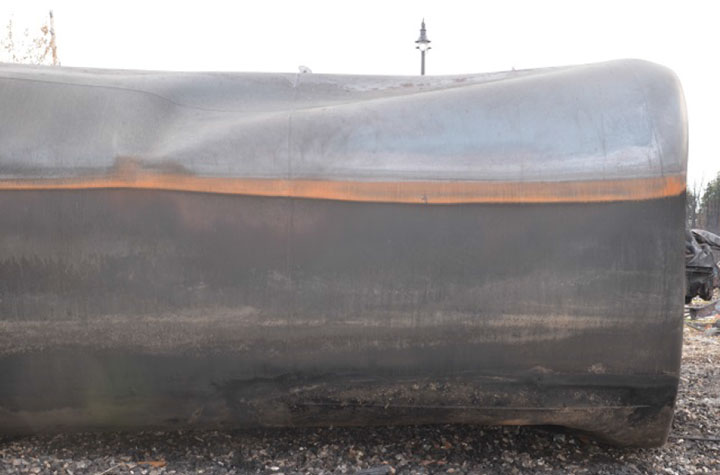 Image of Tank car CTCX 735527, buckle in shell, as decribed in text