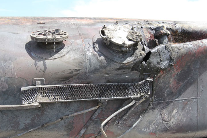 Image of Tank car CTCX 735537, manway, as decribed in text