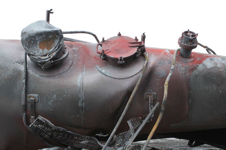 Image of Tank car CTCX 735617, manway, as decribed in text