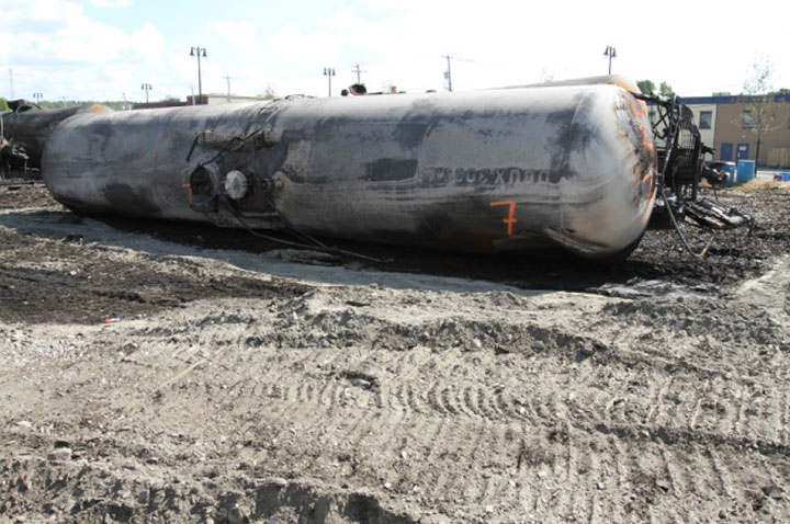 Image of Tank car DBUX 303879, shell, as decribed in text