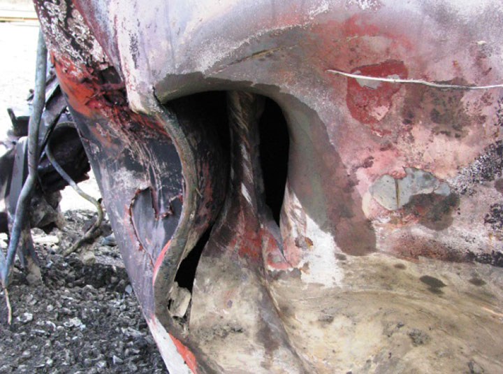 Image of Tank car NATX 303128, close-up of rupture, as decribed in text