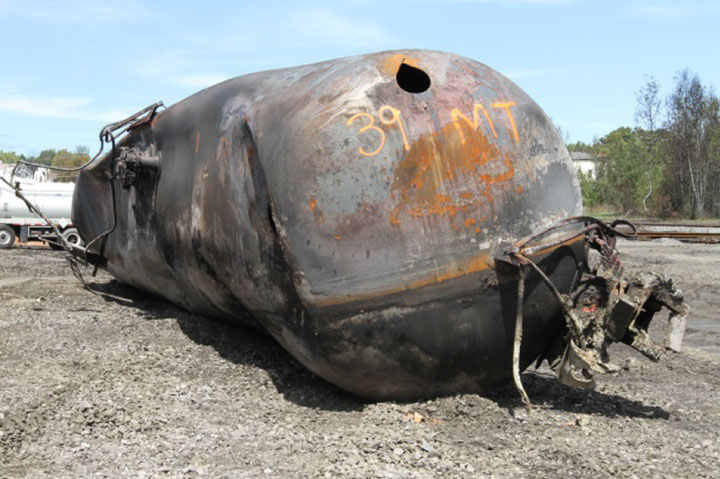 Image of Tank car NATX 303128, A end, as decribed in text