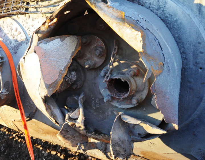 Image of Tank car NATX 310412, top fittings, as decribed in text