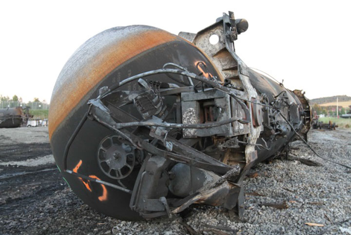 Image of Tank car NATX 310428, B end, as decribed in text