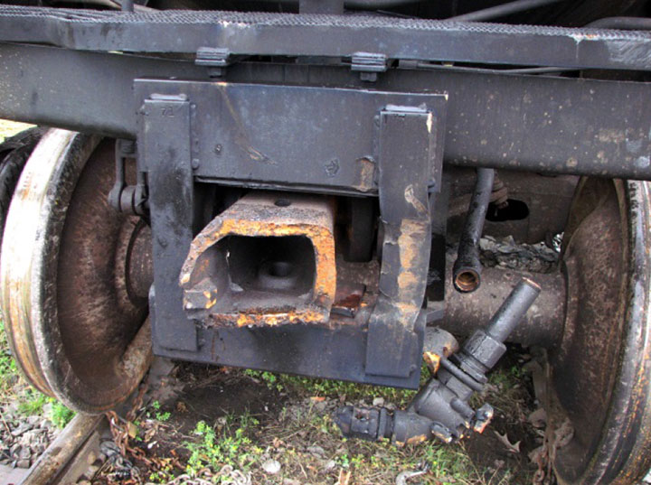 Image of Tank car TILX 316528, close-up  of B end, as decribed in text