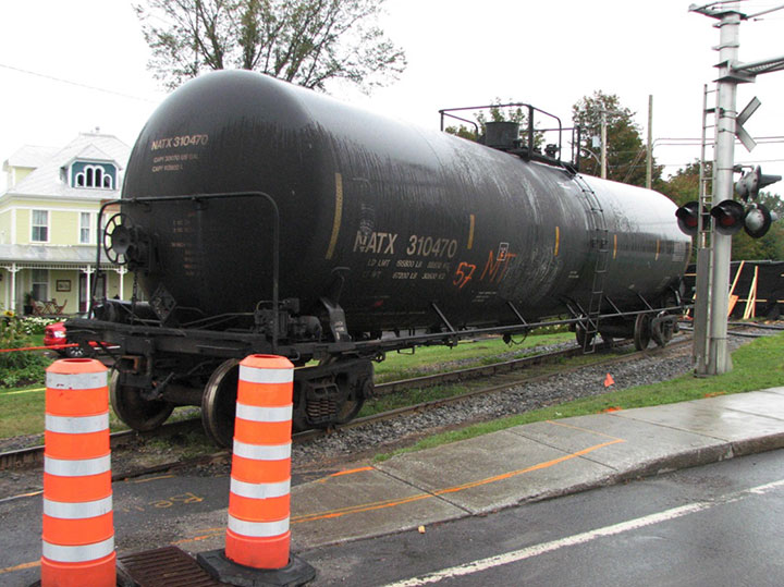 Image of Tank car TILX 316528, re-railed, as decribed in text