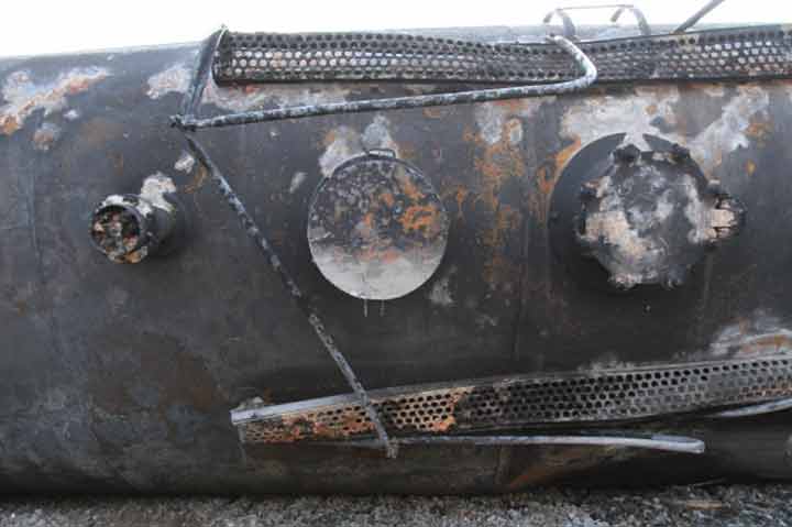 Image of Tank car PROX 44202, manway, as decribed in text