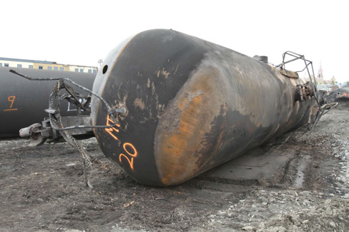 Image of Tank car PROX 44293, A end, as decribed in text