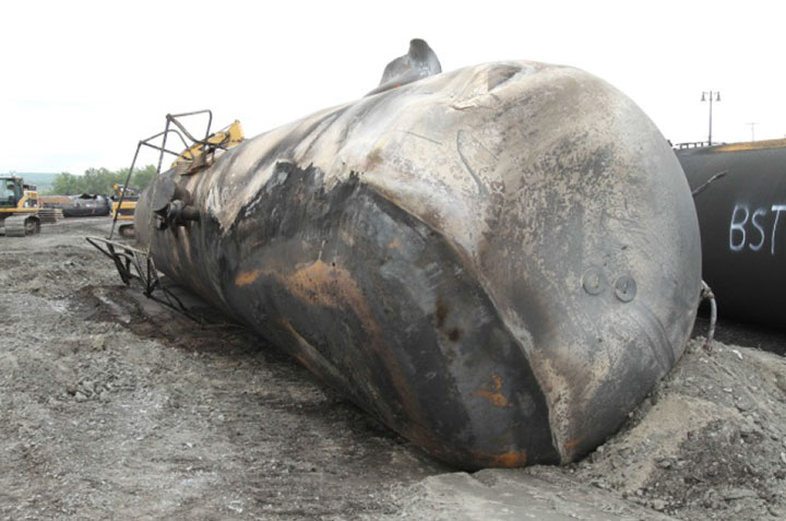Image of Tank car PROX 44293, top of shell, as decribed in text
