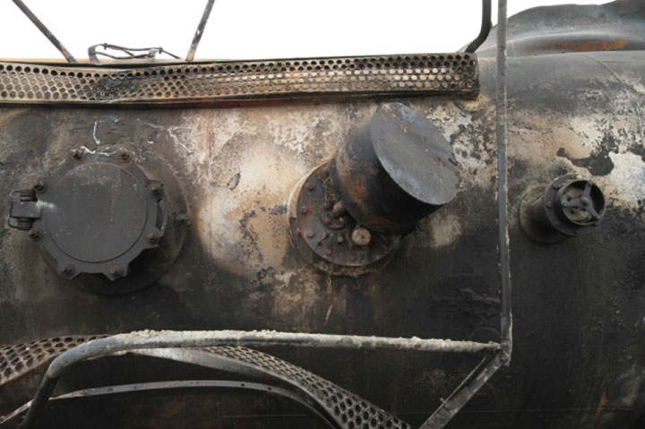 Image of Tank car PROX 44293, manway, as decribed in text