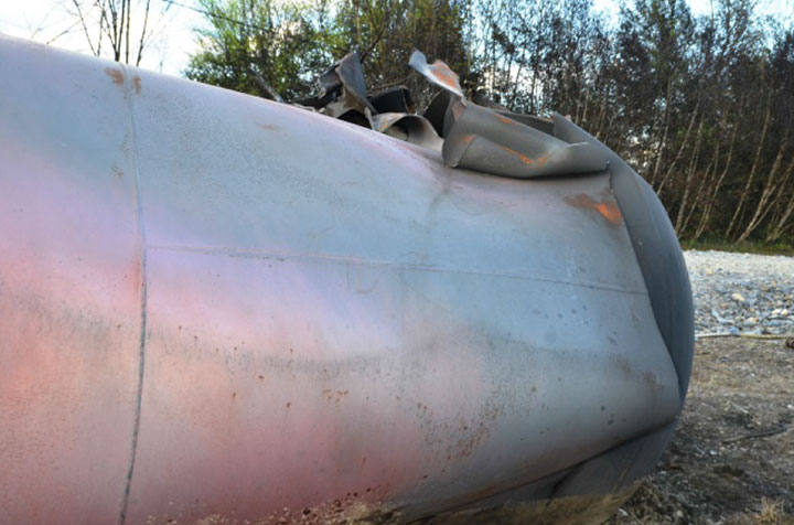 Image of Tank car TILX 316206, rupture at B end, as decribed in text