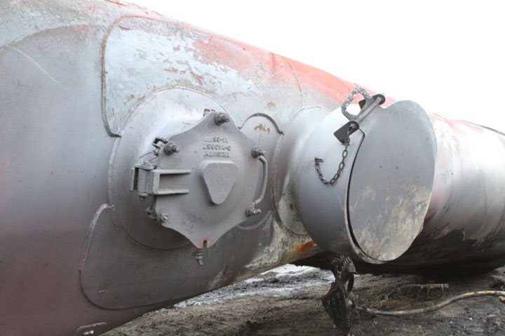 Image of Tank car TILX 316319, manway, as decribed in text
