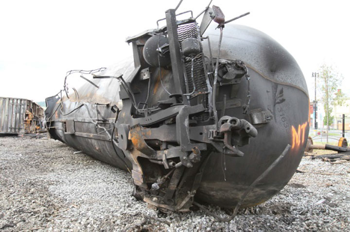 Image of Tank car TILX 316333, B end stub still, as decribed in text