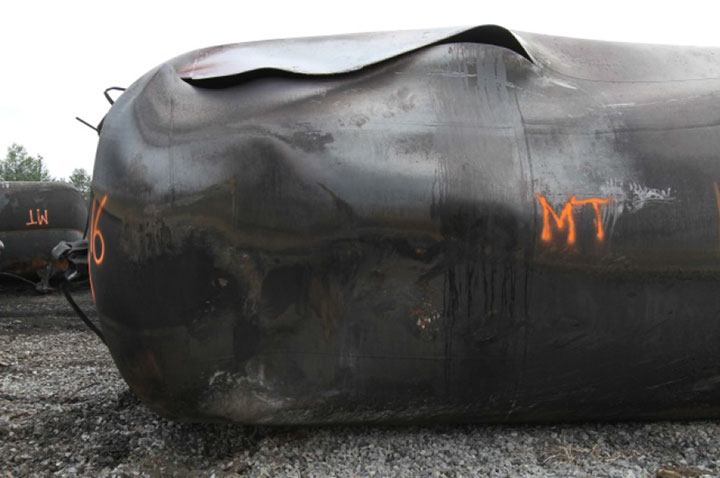 Image of Tank car TILX 316333, thermal tear, as decribed in text
