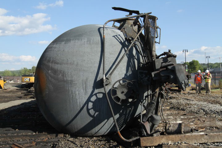 Image of Tank car TILX 316338, B end, as decribed in text